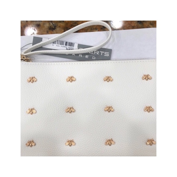 Sondra Roberts Handbags - 🐝 SONJA ROBERTS WHITE WRISTLETT 🐝